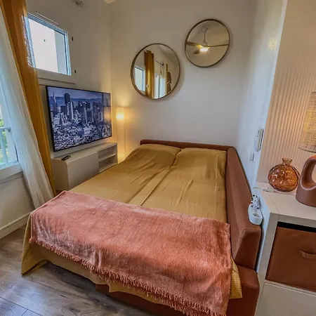 Charming With Terrace Near The Beaches Apartment